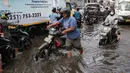 Sejumlah kendaraan menerobos banjir yang menggenangi jalan raya Kamal, Cengkareng, Jakarta Barat, Kamis (30/1/2025). (Liputan6.com/Angga Yuniar)