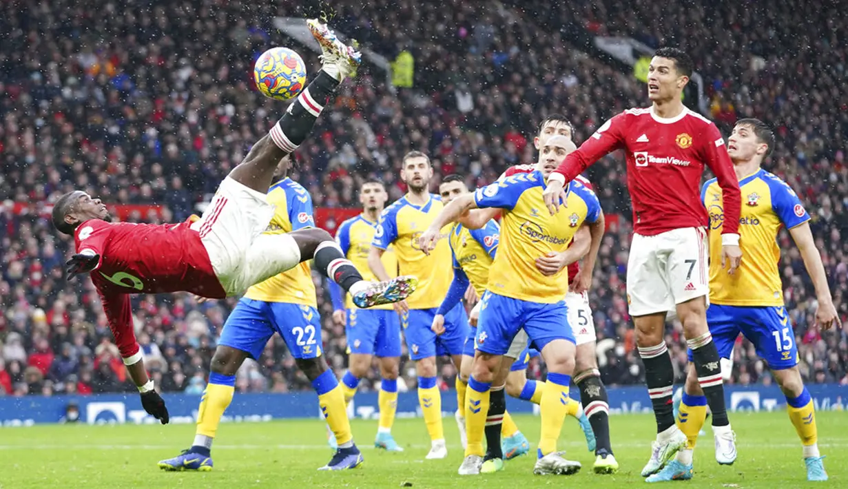 Pemain Manchester United Paul Pogba mencoba melakukan tendangan salto saat melawan Southampton pada pertandingan sepak bola Liga Inggris di Stadion Old Trafford, Manchester, Inggris, 12 Februari 2022. Pertandingan berakhir dengan skor 1-1. (AP Photo/Jon Super)