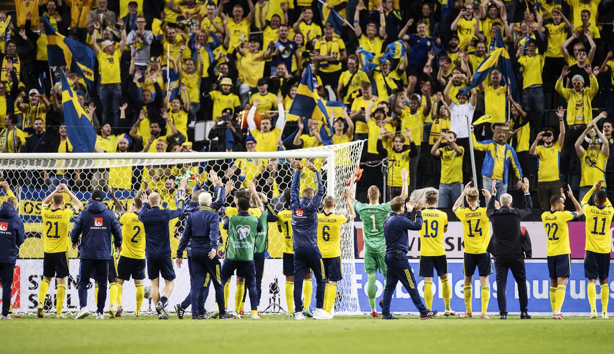 Pemain Swedia merayakan dengan para penggemar mereka usai kemenangan atas Spanyol pada pertandingan Grup B kualifikasi Piala Dunia 2022 di Friends Arena, Stockholm, Swedia, Kamis (2/9/2021). Swedia menang 2-1. (Nils Petter Nilsson/TT via AP)