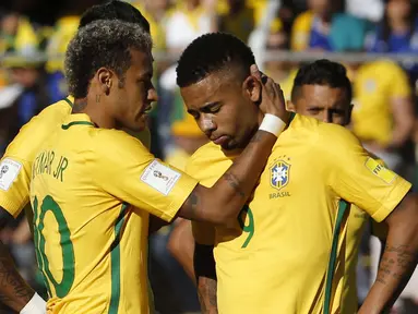 Pemain Brazil, Neymar (kiri) menenangkan rekannya Gabriel Jesus saat timnya hanya bermain imbang lawan Bolivia pada laga kualifikasi Piala Dunia 2018 zona CONMEBOL di La Paz, Bolivia, (5/10/2017). Brasil bermain imbang 0-0. (AP/Leo Correa)