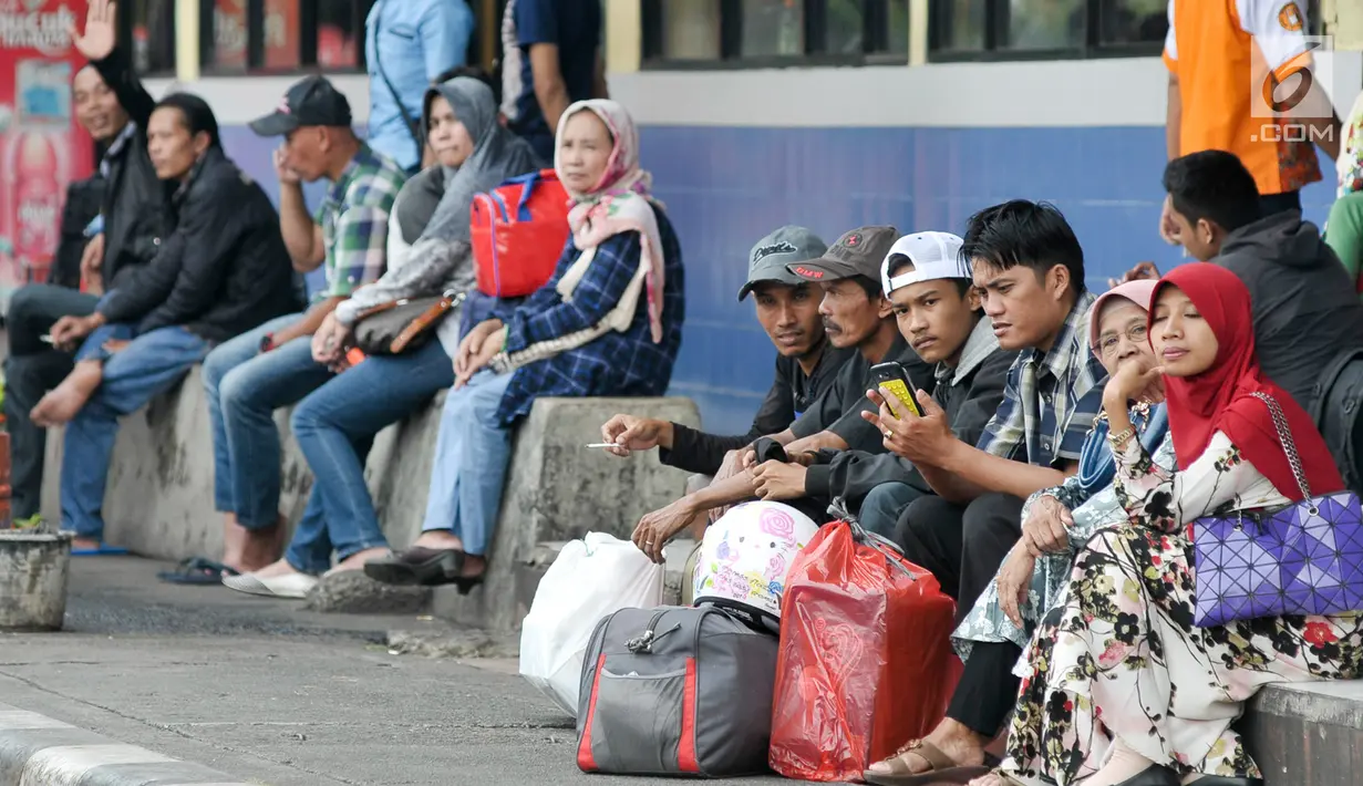 Sejumlah penumpang menunggu bus antar kota di Terminal Kampung Rambutan, Jakarta Timur, Rabu (14/6). Sebagian besar para pemudik lebih awal ini adalah pemudik ke Sumatera dan Jawa Timur. (Liputan6.com/Yoppy Renato)