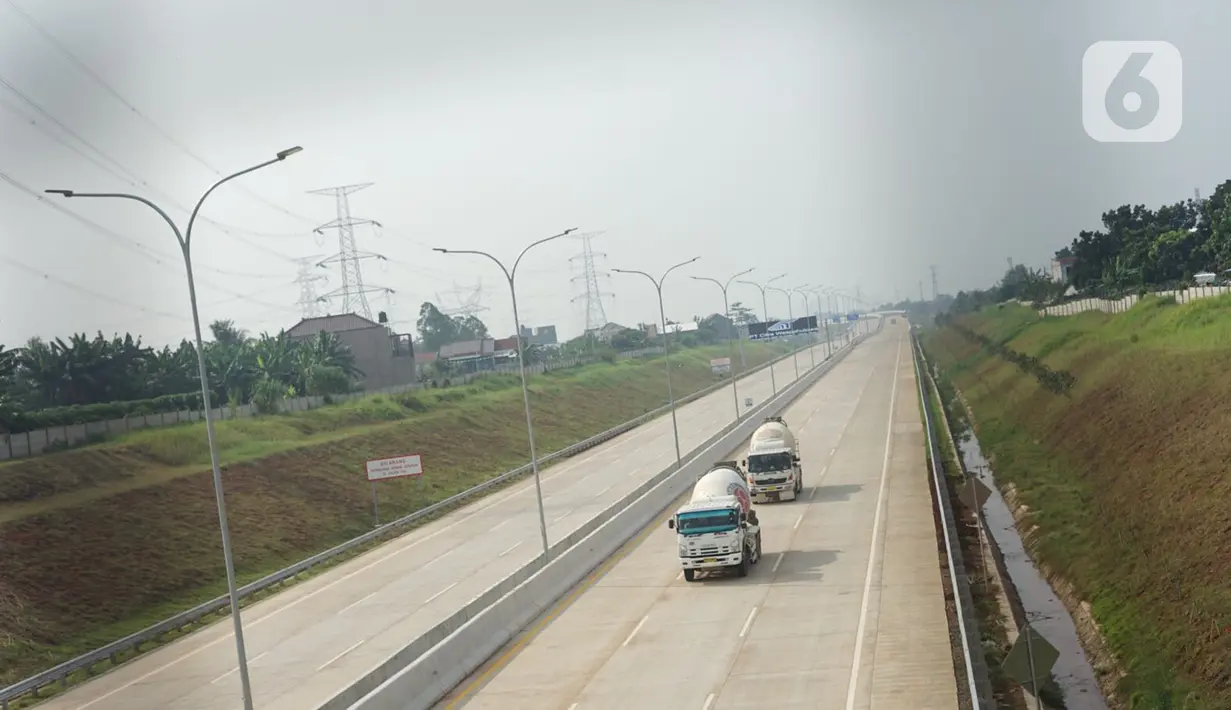 Truk melintas di jalan tol Depok-Antasari seksi II (Brigif-Sawangan), Depok, Jawa Barat, Rabu (24/6/2020). Jalan tol sepanjang 6,30 kilometer yang menjadi bagian dari jalan tol Depok-Antasari tersebut akan segera beroperasi pada Juni-Juli tahun ini. (Liputan6.com/Immanuel Antonius)