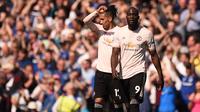Pemain Manchester United, Romelu Lukaku dan Chris Smalling tampak kecewa usai ditaklukkan Everton pada laga Premier League di Goodison Park, Minggu (21/4). Everton menang 4-0 atas Manchester United. (AFP/Oli Scarff)