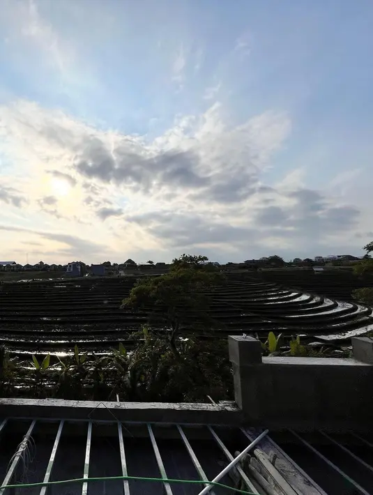 Rumah Jessica iskandar menyuguhkan pemandangan sawah jika dilihat dari rooftop.  (Foto: Instagram/ inijedar)