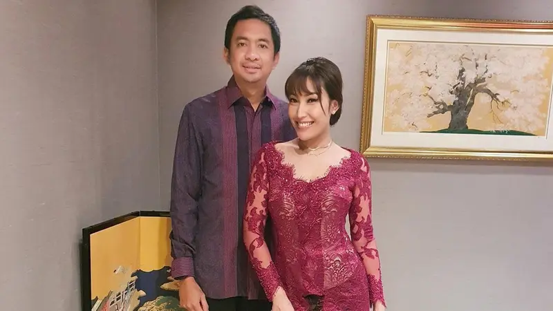 Pesona Ayu Dewi dalam Balutan Kebaya, Tampil Anggun dan Menawan