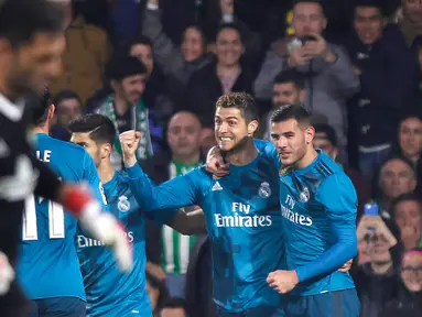 Pemain Real Madrid, Cristiano Ronaldo berselebrasi dengan timnya setelah mencetak gol ke gawang Real Betis pada laga pekan ke-24 La Liga Spanyol, di Estadio Benito Villamarin, Minggu (18/2). Real Madrid menang dengan skor 5-3. (AP/Miguel Morenatti)