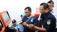 Dirut PT KAI, Edi Sukmoro (kanan) mengecek kelancaran lokasi cetak tiket di Stasiun Senen, Jakarta, Jumat (9/6). Jelang arus mudik Lebaran 2017, Dirut KAI Edi Sukmoro mengecek kesiapan petugas serta fasilitas layanan. (Liputan6.com/Helmi Fithriansyah) 