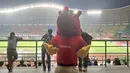 <p>Maskot Piala Dunia U-17 2023, Bacuya turut hadir dalam laga lanjutan BRI Liga 1 2023/2024 antara Persija Jakarta melawan Barito Putera di Stadion Patriot Candrabhaga, Bekasi, Sabtu (07/10/2023). Sesekali, ia menggerak-gerakkan badannya seperti menari-nari untuk menghibur The Jakmania. (Bola.com/Muhammad Adi Yaksa)