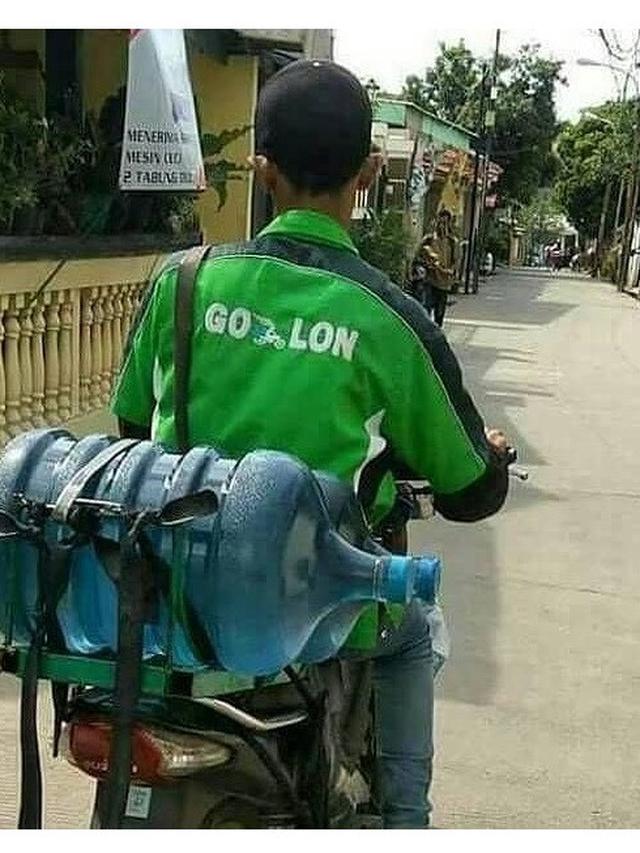 Atribut Driver Ojek Online Ini Bikin Ketawa Geli