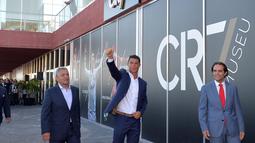 Cristiano Ronaldo saat membuka Pestana CR7 Hotel di Funchal, Madeira, (22/7/2016). Ronaldo menginvestasikan sekitar 37 juta euro untuk empat Hotel yang dikelola Pestana Hotel grup dengan logo "CR7" di Portugal, Madrid dan New York. (AFP/Joana Sousa)