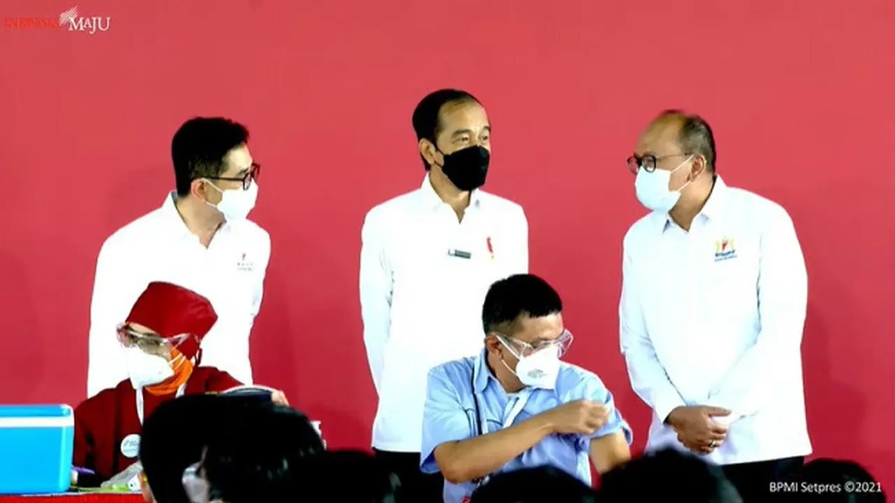Jokowi mengunjungi pelaksanaan vaksinasi gotong royong di PT Unilever, Cikarang, Kabupaten Bekasi pada Selasa (18/5/2021) (Tangkapan Layar Youtube Sekretariat Presiden)