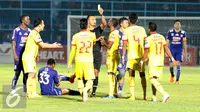 Pemain Sriwijaya FC, Patrich Wanggai mendapat kartu kuning saat laga melawan Arema Cronus di Piala Presiden 2015, Malang, Sabtu (3/10/2015). Pertandingan berakhir imbang dengan skor 1-1. (Liputan6.com/Yoppy Renato)