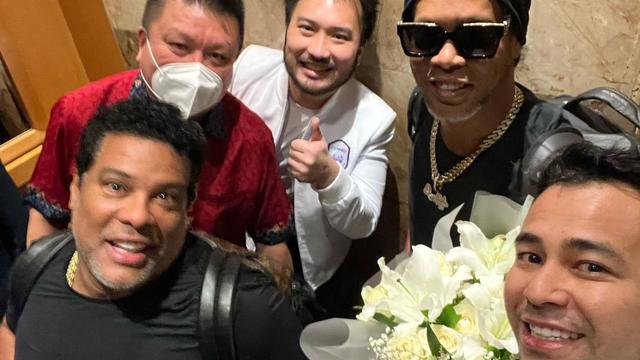 Raffi Ahmad Jemput Ronaldinho di Bandara Soetta