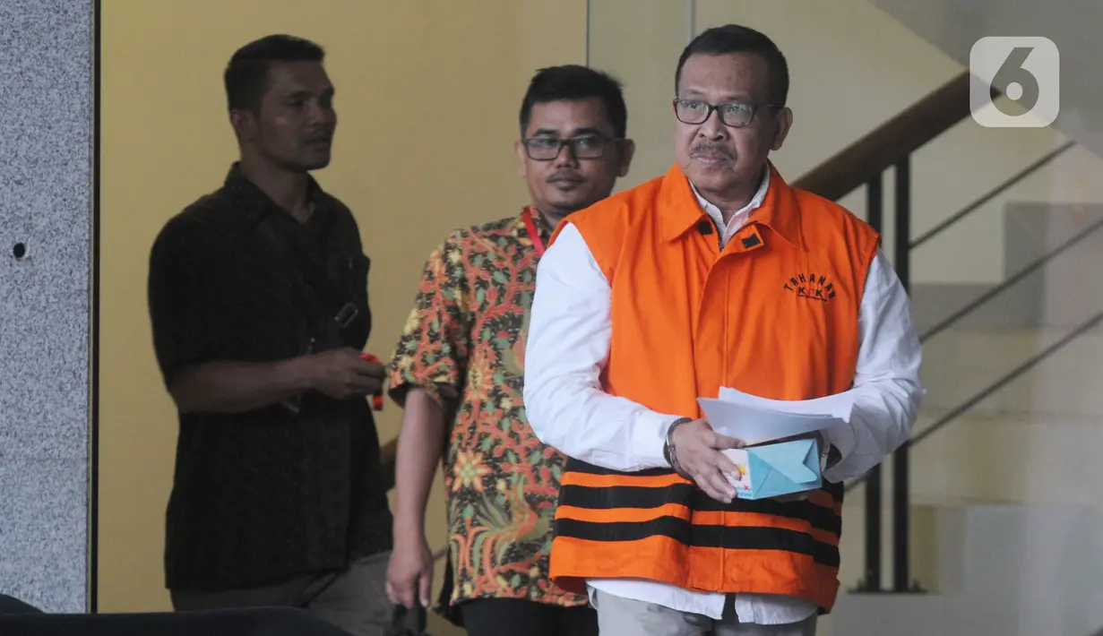 Agus Suryanto, staf khusus Bupati Kudus Muhammad Tamzil berjalan keluar akan menjalankan salat jumat saat diperiksa penyidik di Gedung KPK, Jakarta, Jumat (22/11/2019). Agus Suryanto diperiksa sebagai tersangka terkait kasus suap pengisian jabatan perangkat daerah Kabupaten Kudus tahun 2019. (merdek