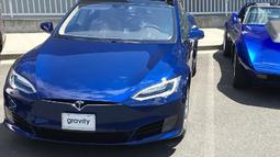 Mobil mewah Tesla model S terbaru ini dikumpulkan oleh 120 karyawan yang dinaikkan gajinya hingga 2 kali lipat. Mobil mewah berwarna biru inipun merupakan mobil impian bagi Dan Price sendiri. (Instagram.com/ danpriceseattle)