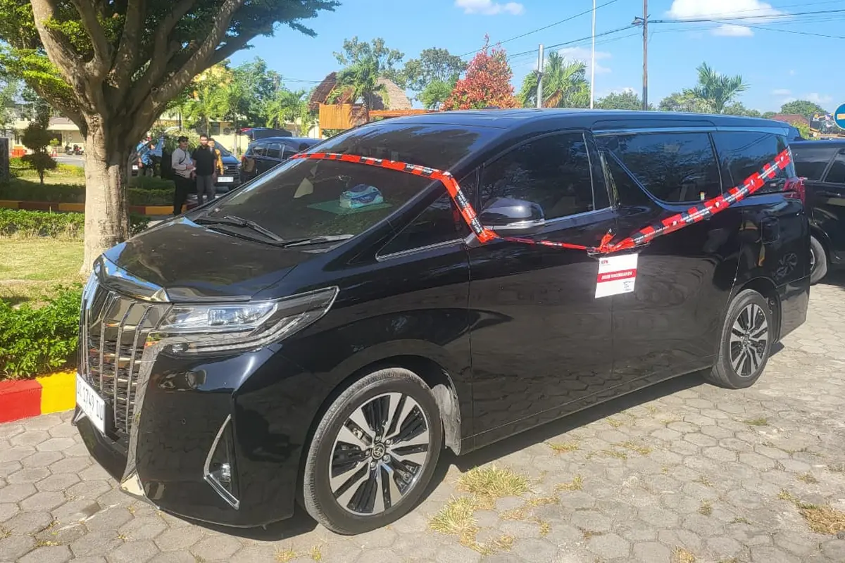 Komisi Pemberantasan Korupsi (KPK) menyita satu unit mobil Toyota Alphard saat penggeledahan dalam perkara dugaan suap dan gratifikasi yang menjerat Bupati Lombok Barat, Lalu Ahmad Zaini (LAZ) (Istimewa)