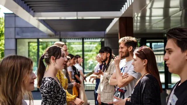 Contoh ilustrasi menceritakan status hubungan yang sedang dijalankan