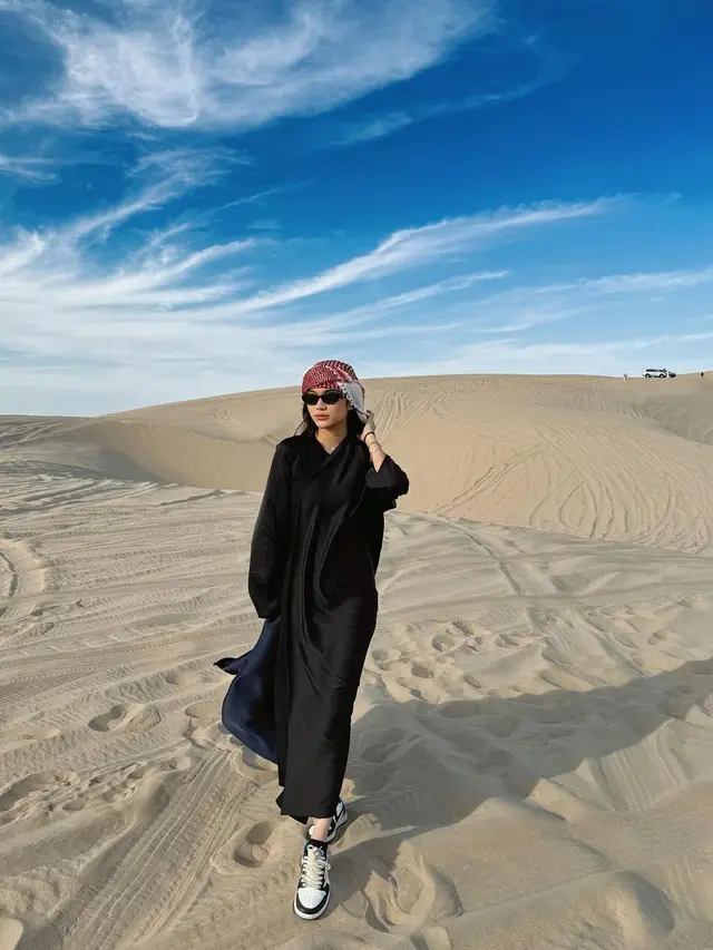 6 Potret Cantik Azizah Salsha Bergaya ala Orang Timur Tengah Pakai Sorban dan Abaya Saat di Qatar