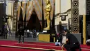 Pekerja saat mengatur area kedatangan di luar Teater Dolby selama persiapan untuk 88 Academy Awards di Hollywood, California (24/2). Piala Oscar akan digelar pada 28 Februari 2016. (REUTERS/Mike Blake)