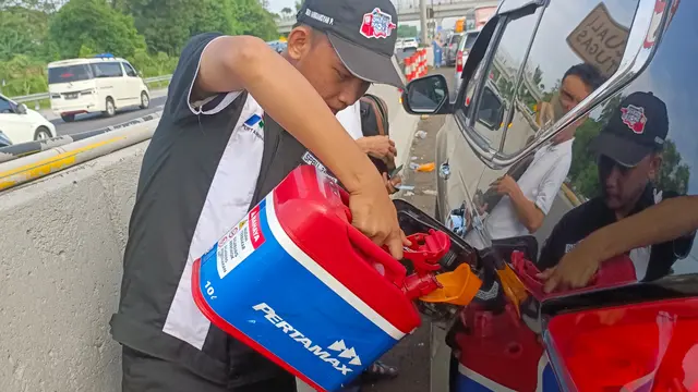 Ratusan Kendaraan Kehabisan BBM di Jalan Tol, Tim Motorist Pertamina Gerak Cepat Kirim BBM ke Lokasi