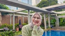 Selain warna broken white, baju hijau mint juga cocok dipadukan dengan hijab warna light grey.  (Instagram/melodylaksani92).