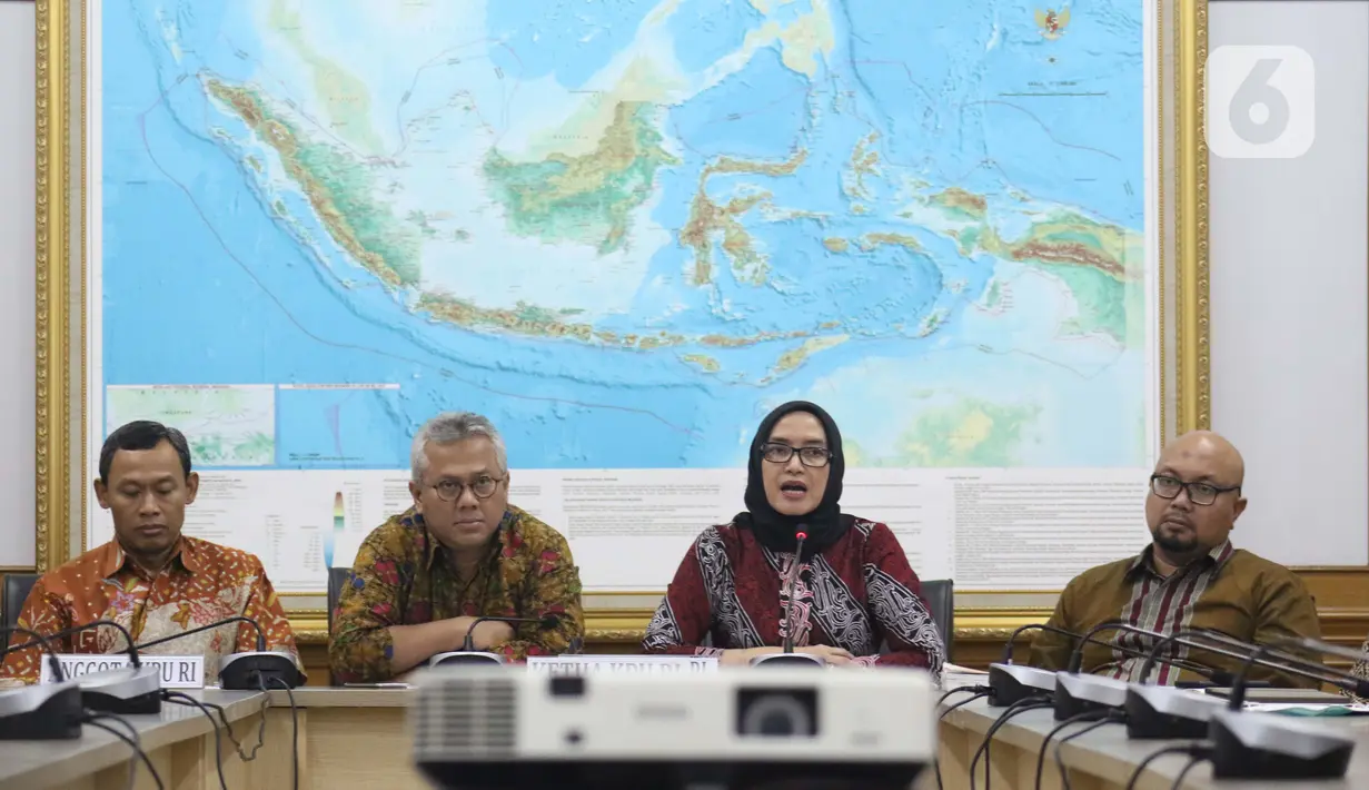 Komisioner KPU RI, Evi Novida Ginting (ketiga kiri) saat memberi keterangan terkait pernyataan sikap KPU RI terhadap putusan DKPP di Gedung KPU RI, Jakarta, Kamis (19/3/2020). Evi Novida Ginting menyatakan keberatan dan akan mengajukan gugatan atas putusan DKPP. (Liputan6.com/Helmi Fithriansyah)
