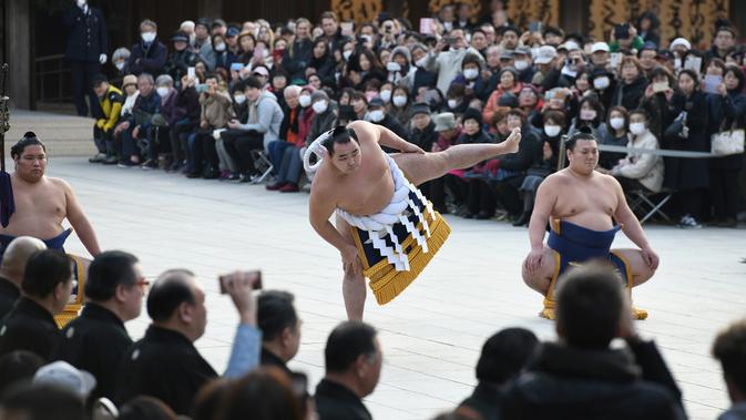 Juara Grand Sumo, Kakuryu (tengah) melakukan upacara mengentakkan kaki di Kuil Meiji, Tokyo, 8 Januari 2019. Acara tradisional yang merupakan ritual Shinto ini menjadi bagian dari perayaan Tahun Baru tahunan di kuil tersebut. (Toshifumi KITAMURA/AFP)