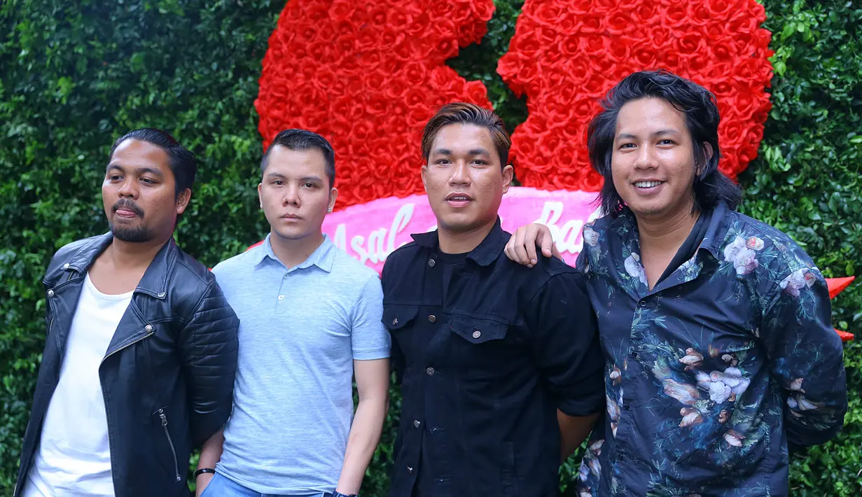 "Alhamdulillah. Gak nyangka, happy, bersyukur. Kan biasanya film diangkat dari novel, diangkat dari kehidupan nyata atau apa, biopik. Sekarang dari lagu dan lagunya lagu kita. Alhamdulilah banget," kata Rizal, Senin (24/7). (Nurwahyunan/Bintang.com)