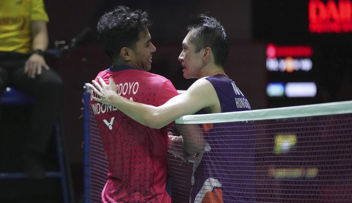Pebulutangkis Tunggal Putra Indonesia, Chico Aura Dwi Wardoyo bersalaman dengan Angus Ng Ka Long dari Hong Kong usai pertandingan semifinal Indonesia Masters 2023 di Istora Senayan, Jakarta, Jumat (27/1/2023). Chico Aura melangkah ke final Indonesia Masters 2023 usai menang 17-21, 27-25, 22-20 dalam waktu 83 menit. (AP Photo/Tatan Syuflana)