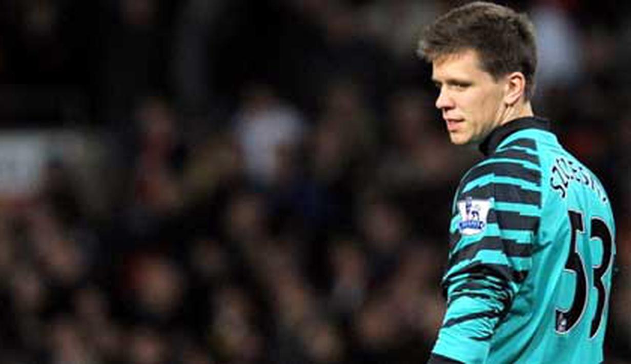 Arsenal's Polish goalkeeper Wojciech Szczesny stands on his debut match for the club against Manchester United during the English Premier League football match at Old Trafford in Manchester, north-west England on December 13, 2010. AFP PHOTO/ANDREW YATES