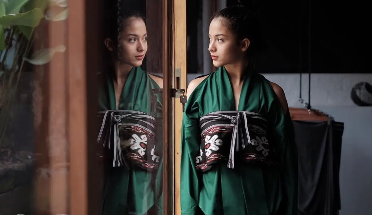 Tak hanya cantik dengan outift hits, istri Chicco Jerikho ini juga tampil anggun dan menawan saat pakai kain etnik khas Nusantara. (Liputan6.com/IG/@putrimarino)