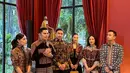 Nagita memilih blouse dari koleksi desainer ternama Indonesia, Biyan, yang menonjolkan keindahan motif nusantara. Blouse bermotif wastra ini hadir dengan warna cokelat keunguan, dihiasi aksen renda pada bagian lengan yang memberikan sentuhan feminin dan mewah.  [@raffinagita1717].