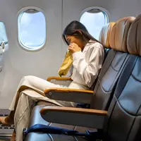 ilustrasi perempuan&nbsp;mabuk pesawat/Akarawut/Shutterstock