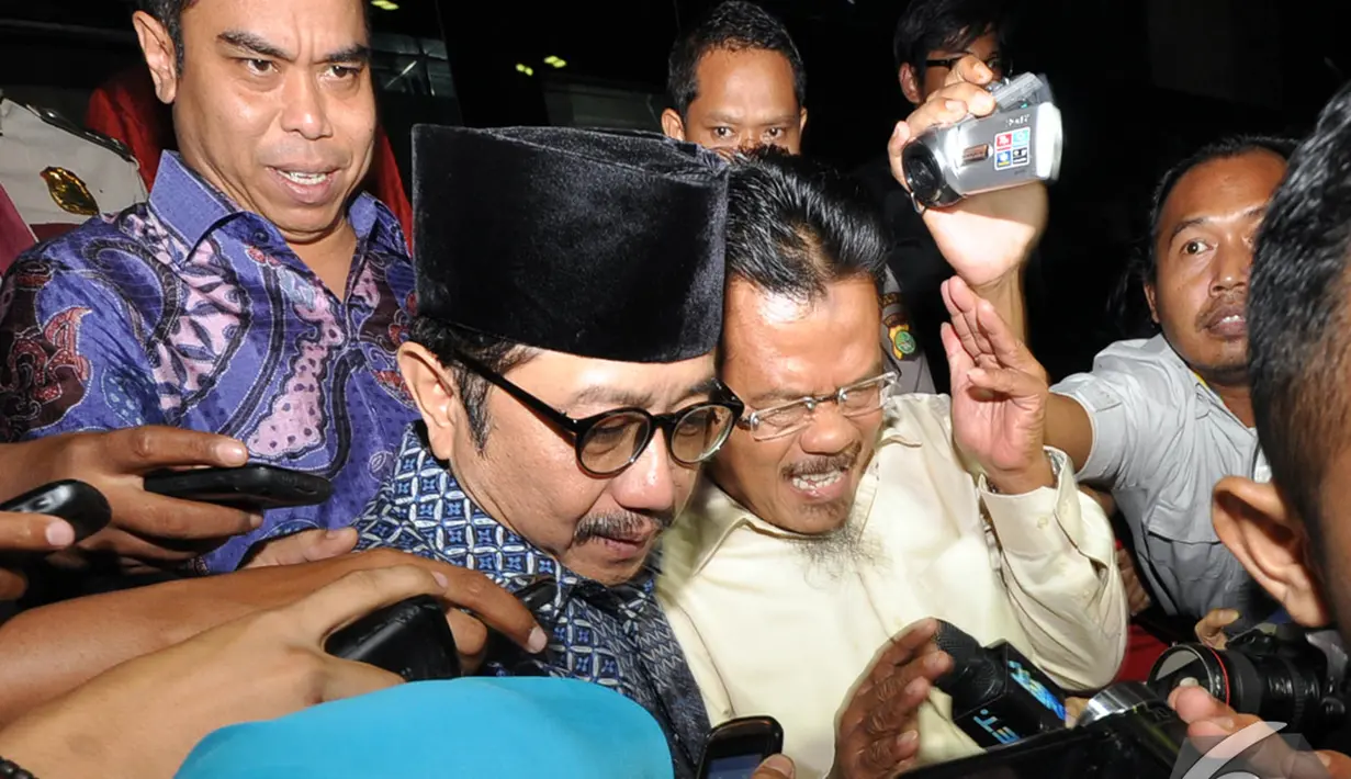 Usai menjalani pemeriksaan Waryono Karno (mengenakan kopiah) langsung diserbu wartawan untuk dimintai keterangan, Jakarta. Foto diambil pada Senin (1/12/2014) (Liputan6.com/Miftahul Hayat)