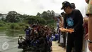 Menteri Koperasi dan UKM Anak Agung Gede Ngurah Puspayoga menebar bibit ikan saat menghadiri HUT-3 Jurnalis Joran Indonesia (Jojoners) yang mengusung Tema 'Tri Hita Karana', Bali, Jumat (27/1). (Liputan6.com/Angga Yuniar)