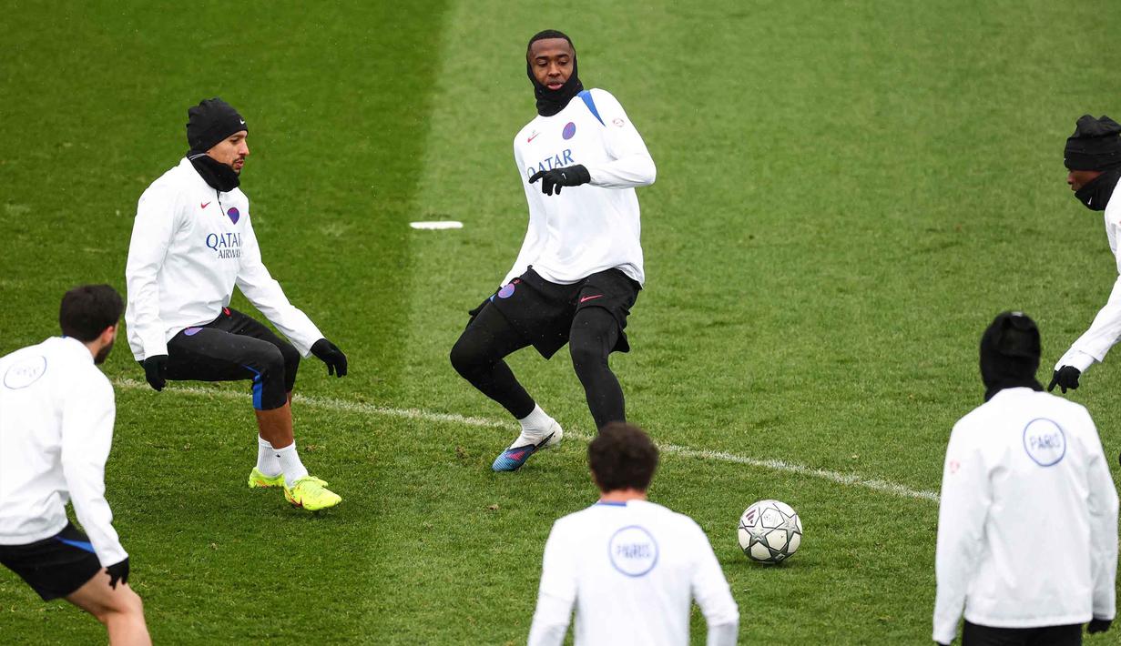 Diketahui, saat ini, kedua kubu sama-sama mengoleksi 13 poin dan berada di zona aman delapan besar. PSG menempati peringkat keenam, sementara Newcastle membuntuti di posisi ketujuh. Tampak dalam foto, bek Paris Saint-Germain asal Ekuador, Willian Pacho (tengah) menendang bola saat sesi latihan di Campus Paris Saint-Germain di Poissy, pinggiran barat Paris, pada Selasa 27 Januari 2026. (Franck FIFE/AFP)