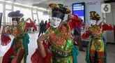 Penari menampilkan Tari Topeng Betawi untuk menghibur penumpang di Stasiun LRT Dukuh Atas, Jakarta, Sabtu (22/6/2024).  (Liputan6.com/Angga Yuniar)