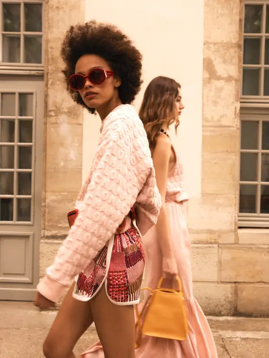 Ada juga potongan rajutan bermotif bunga aster yang manis dan gaun slinky panjang berpotongan berani. [Foto: Document/Longchamp]