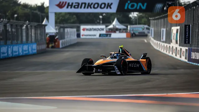 Foto: Manuver Para Pebalap Formula E saat Jajal Jakarta Intenational E-Prix Circuit pada Sesi Latihan Bebas