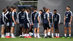 Para pemain Prancis bersiap mengikuti sesi latihan tim di Andorra La Vella (10/6/2019). Prancis akan bertanding melawan timnas Andorra pada grup H Kualifikasi Piala Eropa 2020 di Estadi Nacional d'Andorra. (AFP Photo/Franck Fife)
