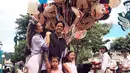 Berlibur ke Hongkong, Jennifer dan keluarga tidak melewatkan kesempatan untuk mengunjungi Disneyland. Kiyomi dan Kenji terlihat sangat bahagia ya. (Liputan6.com/IG/jenniferbachdim)