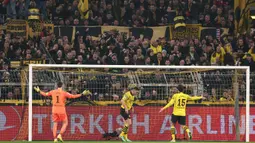 Reaksi pendukung Borussia Dortmund setelah Niklas Sule (tengah) berhasil mementahkan bola tendangan dari pemain PSG, Kylian Mbappe pada laga lanjutan Grup F Liga Champions 2023/2024 di Signal Iduna Park, Dortmund, Jerman, Kamis (14/12/2023) dini hari WIB. (AFP/Franck Fife)