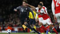 Bek Bayern Munchen Mats Hummels beraksi pada leg kedua Liga Champions melawan Arsenal di Stadion Emirates, London, Selasa (7/3/2017). (AFP/Ian Kington)