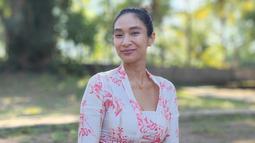 Kebaya model kutubaru yang dipakai oleh Happy Salma satu ini juga bisa dijadikan sebagai inspirasi. Pada penampilannya ini, dirinya tampil sederhana dengan kalung sebagai aksesoris. (Liputan6.com/IG/@happysalma)