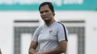 Pelatih kiper Timnas Indonesia, Kurnia Sandy, saat latihan di Stadion Wibawa Mukti, Jawa Barat, Senin (10/9/2018). Latihan ini persiapan jelang laga uji coba melawan Mauritius. (Bola.com/Vitalis Trisna)