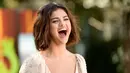 Selena Gomez tertawa saat mempromosikan film terbarunya "Hotel Transylvania 3: Summer Vacation" di Sony Pictures Studios di Culver City, California (11/4). Aktris 25 tahun ini mengisi suara Mavis di film tersebut. (Matt Winkelmeyer/Getty Images/AFP)