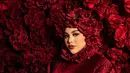 Aurel juga mengenakan bunga mawar sebagai hiasan kepala yang membingkai wajah cantik ibu Ameena ini. [@aurelie.hermansyah]