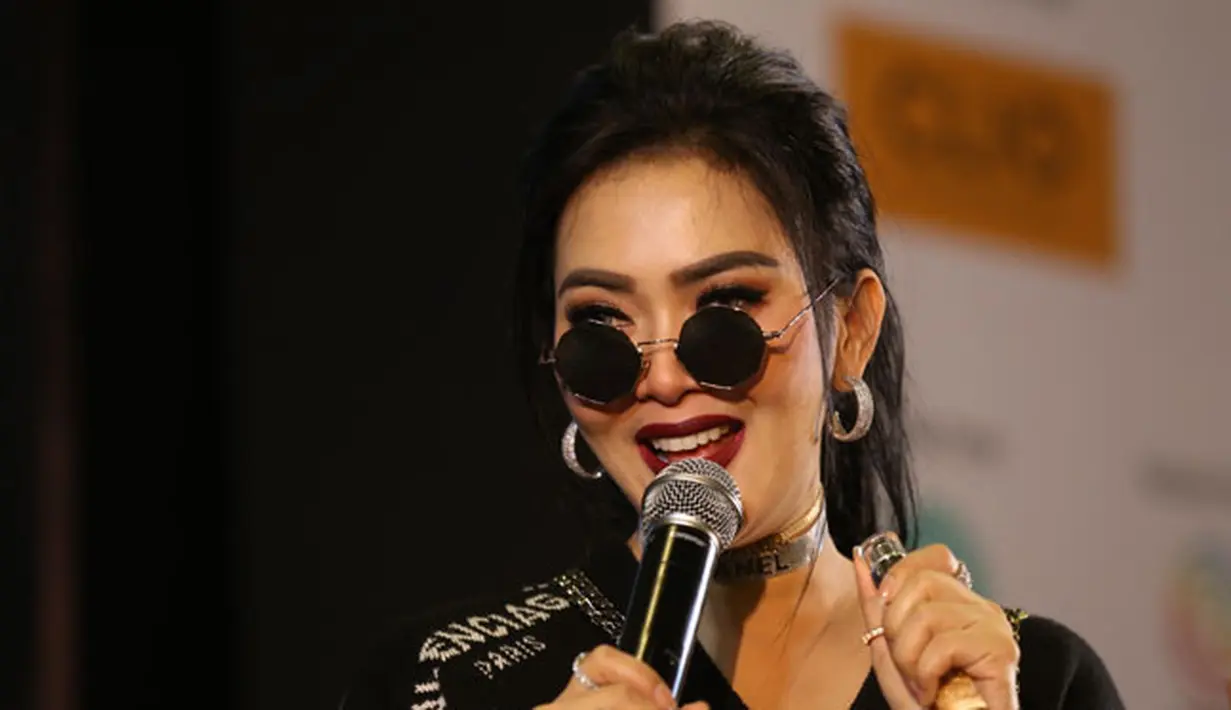 Pihak Bareskrim Mabes Polri mengatakan bahwa perjalanan umrah Syahrini dan keluarganya telah dibiayai First Travel senilai Rp 1 Miliar. Mendengar kabar tersebut, Syahrini tidak terima dan membantahnya. (Nurwahyunan/Bintang.com)