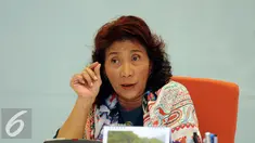 Menteri KKP, Susi Pudjiastuti memberi pernyataan terkait penyelamatan hiu paus dari pemanfaatan secara illegal, Jakarta, (27/5). Hasil operasi ditemukan hiu paus di keramba jaring apung PT Air Biru Maluku. (Liputan6.com/Helmi Fithriansyah)