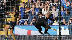 Alexis Sanchez tercatat pernah membela Arsenal selama 3,5 musim mulai 2014/2015 hingga tengah musim 2017/2018. Total tampil dalam 122 laga di Premier League bersama The Gunners, ia mampu mencetak 60 gol dan 27 assist, termasuk dua kali hattrick. Dua hattrick-nya dibuat ke gawang Leicester City pada pekan ke-7 musim 2015/2016 (26/9/2015) dalam laga yang berakhir 5-2 dan ke gawang West Ham United pada pekan ke-14 musim 2016/2017 (3/12/2016) dalam laga yang berakhir 5-1. (AFP/Geoff Caddick)